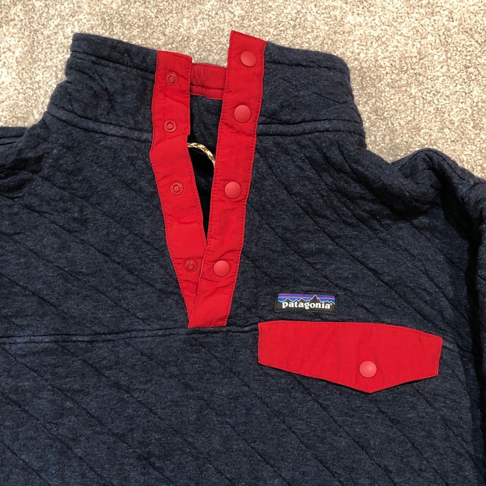 Patagonia Navy Quilted Pullover. Possibly L, but more like a Medium